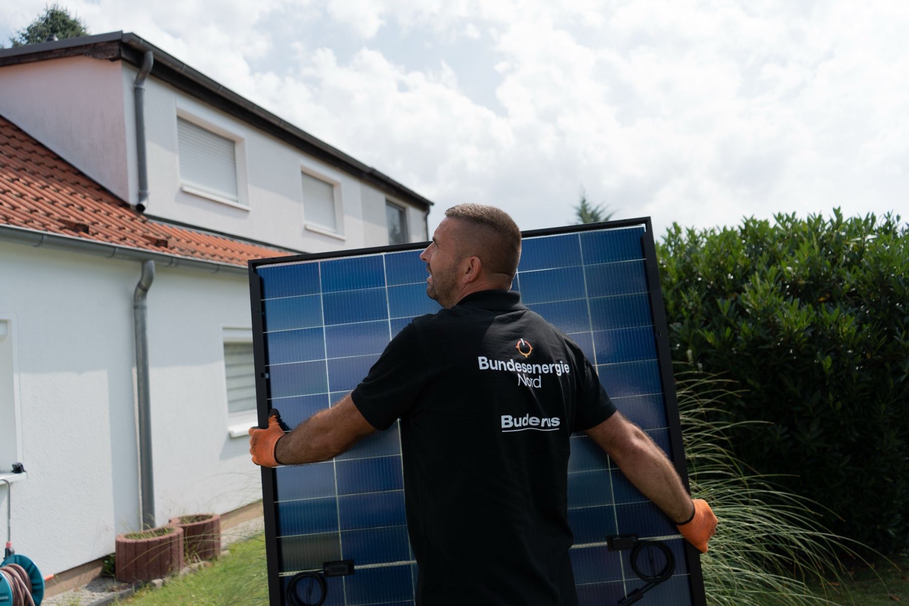 BeN-Monteur trägt Solarmodul · Imagefilm 2024