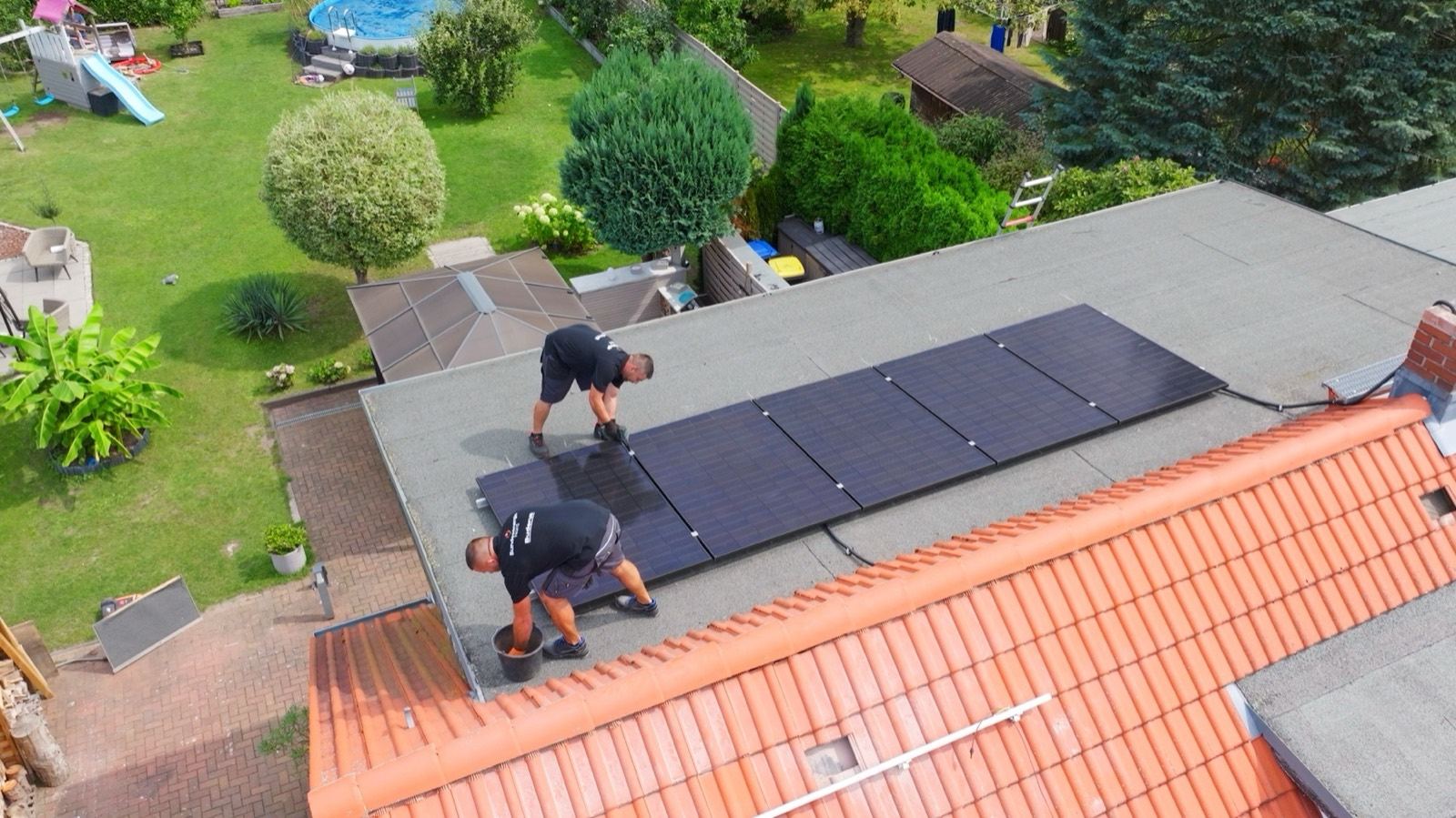 Monteure installieren Solarmodule auf einem Dach